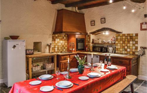 Taule House | Cozy Home In Taulé With Kitchen