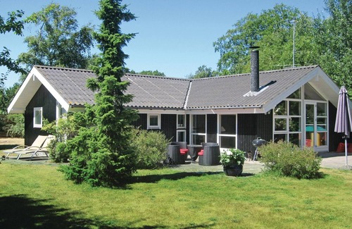 Bøtø By House | Cozy home in Væggerløse with WiFi