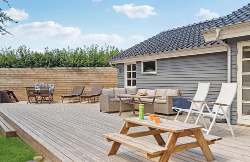 Bøtø By House | Cozy home in Væggerløse with sauna