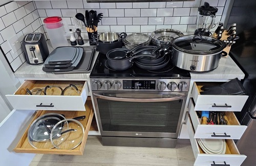 Holland House | Cozy Home Near DOWNTOWN w/HOT TUB, Fire Pit, Bikes, King Bed, and Full Kitchen