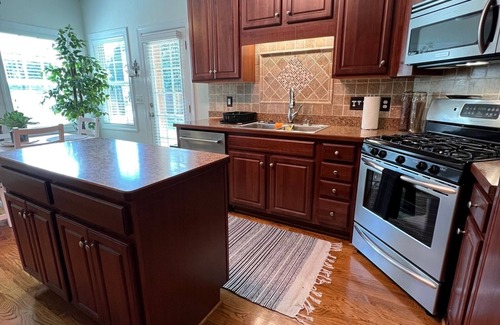 Umstead House | Cozy home near RDU, RTP, Angus Barn & downtown! Pet Friendly! Level-2 EV Charger