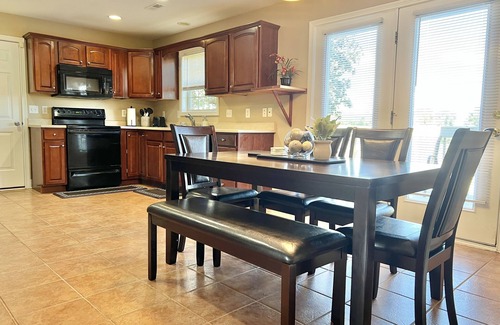 Richmond House | Cozy Home on Golf Course - 6 miles from I-75, Free WiFi