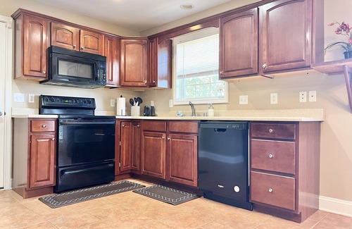 Richmond House | Cozy Home on Golf Course - 6 miles from I-75, Free WiFi