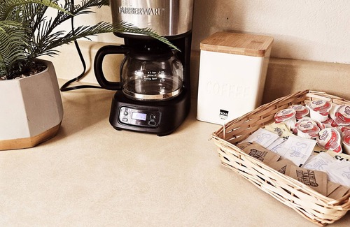 Twentynine Palms House | Cozy Home retreat Near Joshua Tree! OUTDOOR MOVIE FUN, HOT TUB, WIFI, A/C