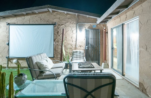 Twentynine Palms House | Cozy Home retreat Near Joshua Tree! OUTDOOR MOVIE FUN, HOT TUB, WIFI, A/C
