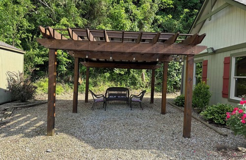 Gatlinburg Cottage | Cozy/Home Serenity at It's Best. Come Stay Awhile-1 Mi From Gatlinburg Parkway!