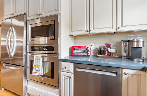 Castro Valley House | Cozy home w/firepit, close to great hiking trails, wineries + San Francisco Bay