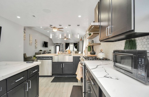 Houston House | Cozy Home w/surrond sound. TV in every room 15 minutes to downtown