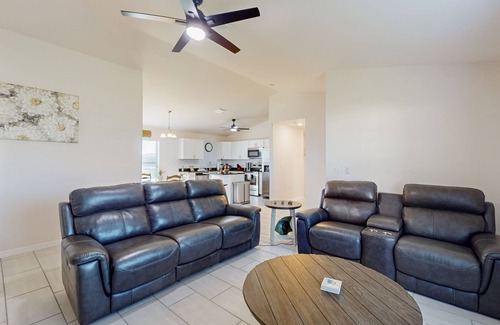 Diplomat House | Cozy Home with backyard, canal view, fully equipped kitchen, dog friendly