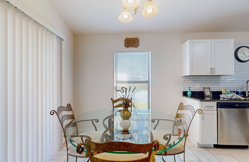 Diplomat House | Cozy Home with backyard, canal view, fully equipped kitchen, dog friendly