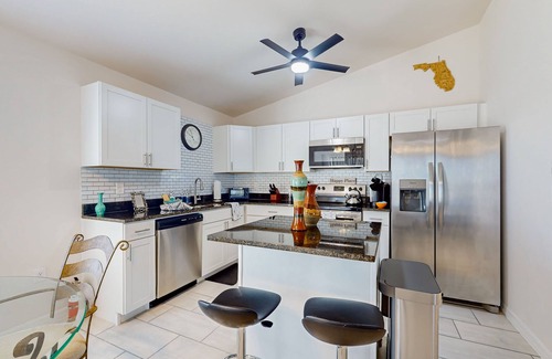 Diplomat House | Cozy Home with backyard, canal view, fully equipped kitchen, dog friendly