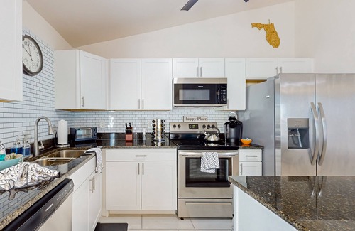 Diplomat House | Cozy Home with backyard, canal view, fully equipped kitchen, dog friendly