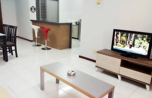 Si Rusa Apartment | Cozy home with convenient location, walking distance to the beach