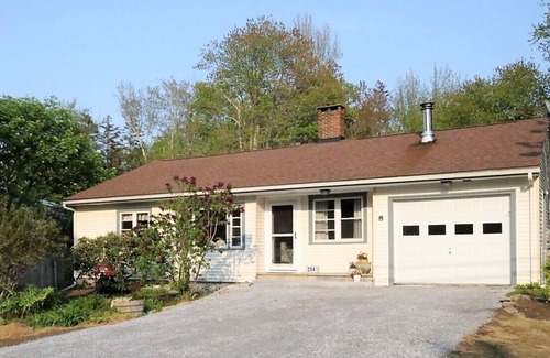 Saint George House | Cozy home with game room & walking distance to Clark Island Beach