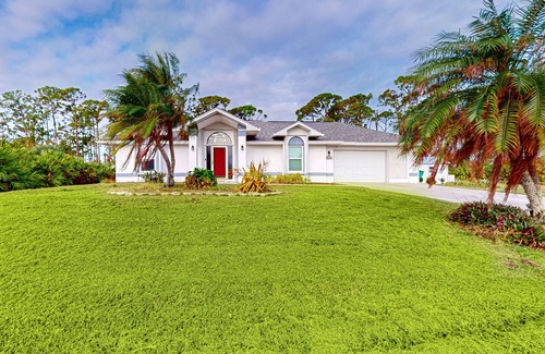 Gulf Cove House | Cozy home with private pool, lanai, central AC & washer/dryer