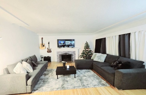 Burnaby House | Cozy Home with Unique Tee Pee Dining Room! n4 minutes to Metrotown Mall!