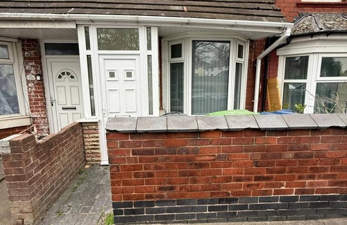 West Bromwich House | Cozy home with WiFi, Table Tennis &Snooker in West Bromwich - 3 bedrooms