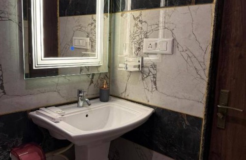 Kammanahalli Hotel | Cozy hotel suite with WiFi and AC in charming Bengaluru