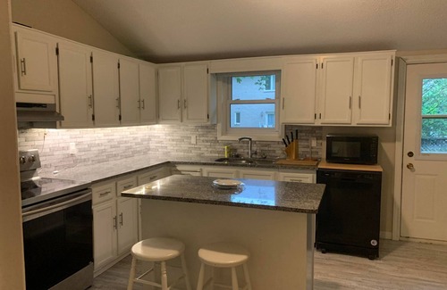 Wyoming House | Cozy house in the quiet beach town of Bright's Grove.