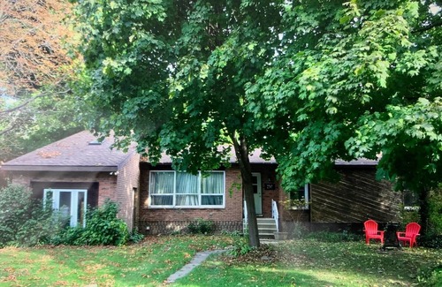 Wyoming House | Cozy house in the quiet beach town of Bright's Grove.
