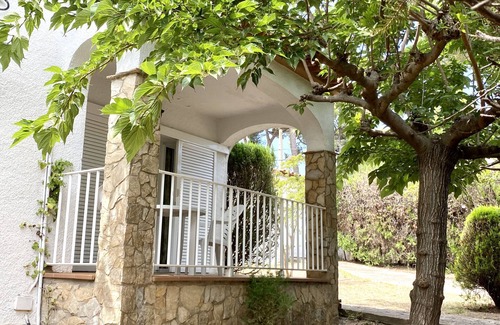 L'Escala Ski Chalet | Cozy house with garden and barbecue near the beach