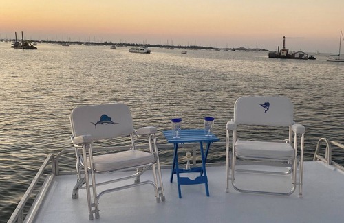 Historic Seaport Boat Rental | Cozy Houseboat “Wild One”