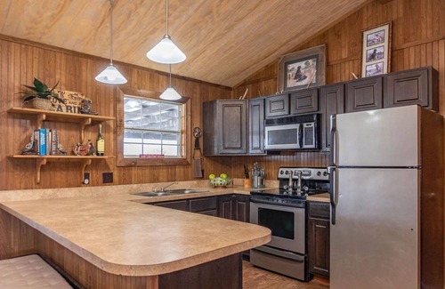 Winnie Cabin | Cozy Hunter's Cabin in an Exotic Ranch!