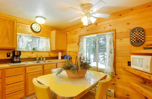Interlochen Cabin | Cozy Interlochen Cabin w/Dock: 1 Mi to Green Lake
