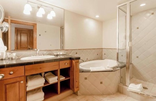 Vail Hotel | Cozy King Room at Gravity Haus in the heart of Vail Village - walk to ski lifts!