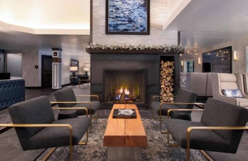 Vail Hotel | Cozy King Room at Gravity Haus in the heart of Vail Village - walk to ski lifts!