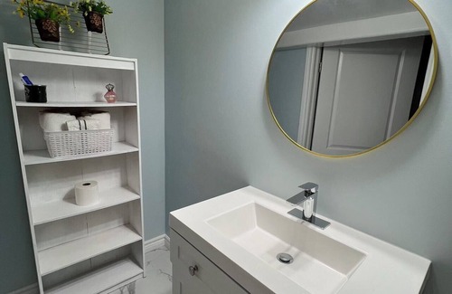 Richmond Hill House | Cozy King size Bedroom with Private Bathroom