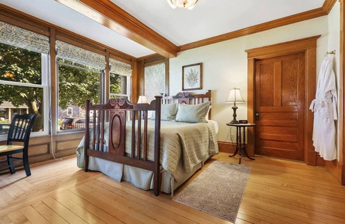 Sturgeon Bay Hotel | Cozy king Suite, two person jet tub, Downtown!