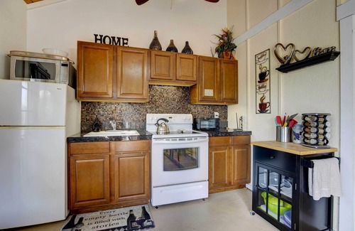Kalaoa Cottage | Cozy Kona Coast Apt w/Lanai ~ 8 Miles to Beach!
