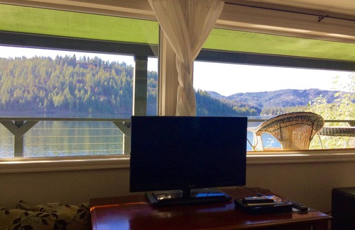 Rathdrum Cabin | Cozy Lake Cabin W/Private Dock, Wifi, Golf. Fun! Close to Silverwood!
