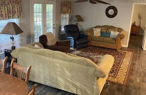 Morris House | Cozy Lake Eufaula House seconds from White Oak