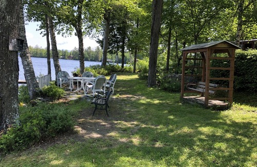 Whitefield House | Cozy Lake-Front Cottage on Forest Lake