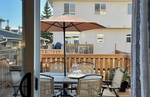 Markerville House | Cozy Lake Getaway - No Cleaning Fee!