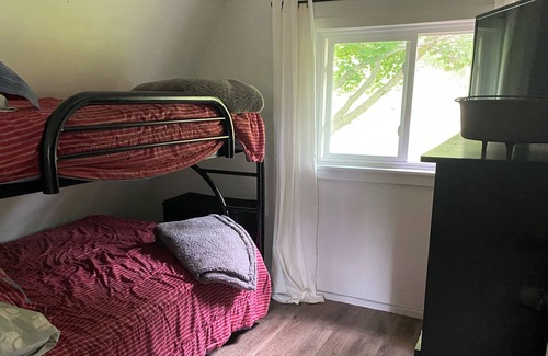 Herron Cottage | Cozy lake retreat on beautiful McCollum Lake - Pet Friendly!