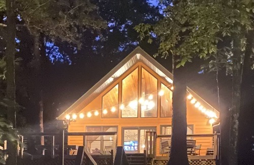 Effingham Cottage | Cozy Lake Sara Year-Round Cottage- Amazing beach and lake-side restaurants.