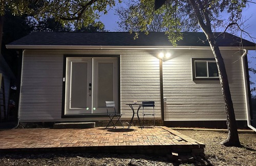 Granbury Cabin | Cozy lakefront cabin. Huge 🎣 dock, kayaks, nature & views!Bring your jet skis!