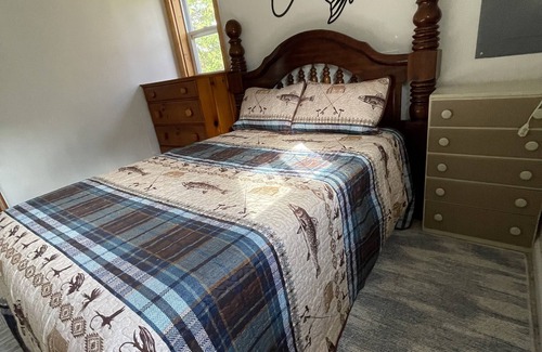 Hale Cottage | Cozy Lakefront Hilltop Cottage. Pet friendly. Queen Bed &2 Queen Futons Sleeps 6