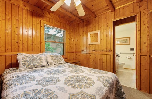Lake Ann Cabin | 🦝 Cozy Lakeside 3BDR Moose Lodge @ Lake Ann
