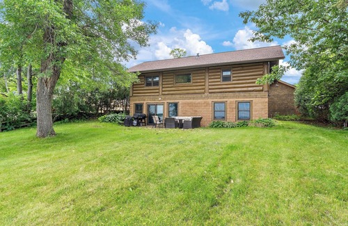 Lindstrom Cabin | Cozy Lakeside Log Cabin With 2 FireplacesnThe Hidden Pines Log Cabin