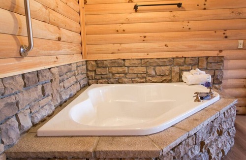 Millersburg Apartment | Cozy Lodge Fireplace Suite in Ohio's Amish Country