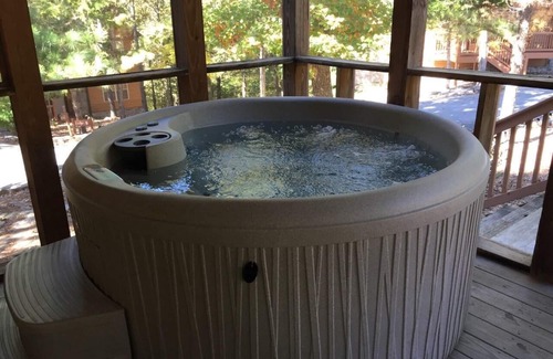 Branson West Cabin | Cozy Lodge with private hot tub in gated golf resort near Silver Dollar City