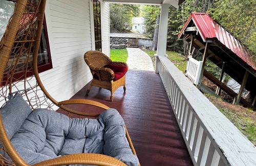 Wallace House | Cozy lodging with ample parking