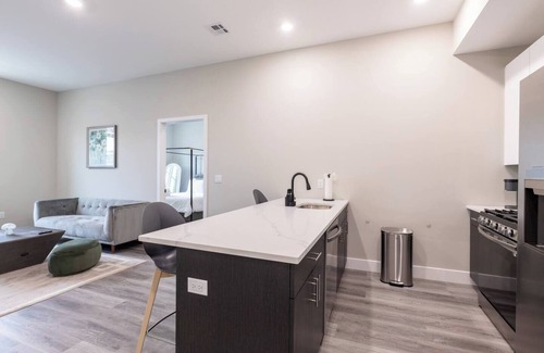 The Heights Apartment | Cozy Loft 10 min to Manhattan Garage Parking