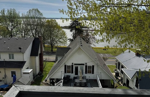 Kuttawa Apartment | Cozy loft within walking distance of Hu’Bs. Beautiful lake view!