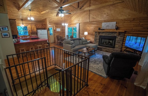 Salem House | Cozy Log Cabin at Lake Jocassee - with Hot Tub, State Park Pass & Boat Parking