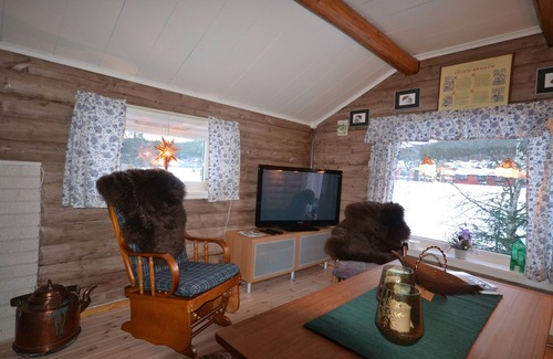 Innbygda Cabin | Cozy log cabin beside Trysil riwer, center and mountain